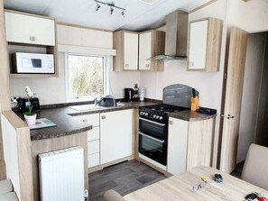 Private kitchen - Shorefield Country Park Retreat (Milford on Sea)
