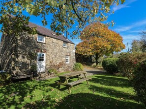 Outdoor dining - Carthouse Cottage, Maenclochog (Clarbeston Road)