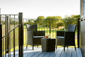 Terrace/patio - Head For the Hills Glamping Retreat (Carmarthen)