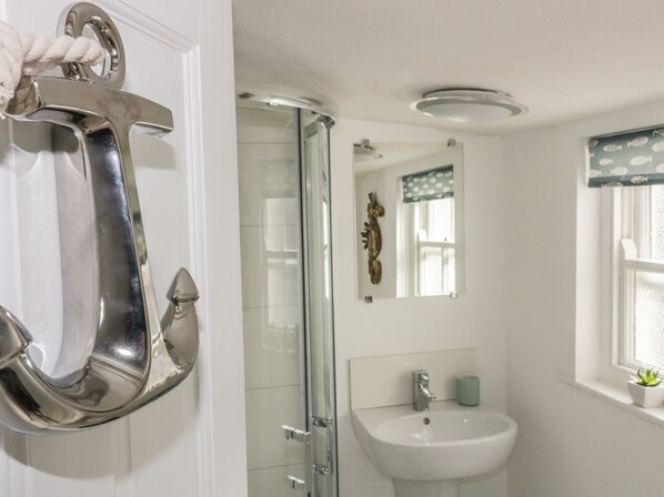 Shower - 14 CLIFF STREET, open-plan,in Mevagissey (St. Austell)