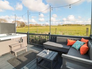 Outdoor spa tub - Long View Lodge, Felton (Morpeth)