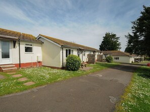 A row of single-story mobile homes with a paved driveway and small front yards. - T/B Chalet T34 at Landscove Holiday Park, Brixham (Brixham)