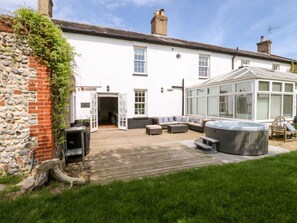 Terrace/patio - The Farmhouse in North Walsham (North Walsham)
