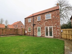 Exterior - 4 Manor Garth near Withernsea. (Withernsea)