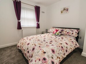 4 bedrooms, WiFi - 4 Manor Garth near Withernsea. (Withernsea)