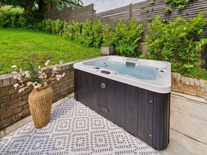 Terrace/patio - The Luxury Beach Stay with Hot Tub, Burry Port (Burry Port)