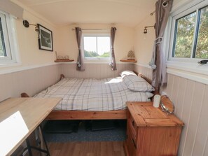 Room - Wood Peckers Shepherds hut, Burniston (Scarborough)