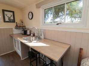 Private kitchen - Wood Peckers Shepherds hut, Burniston (Scarborough)