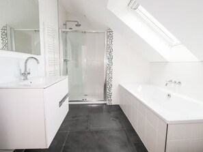 Shower - Woodlands Close, Padstow (Padstow)