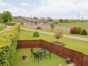 Outdoor dining - Lilling Green: A Serene Haven (York)