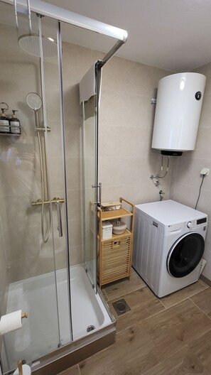Hair dryer, towels, soap, toilet paper - Holiday House Likarija ⭐️⭐️⭐️⭐️ (Lički Novi)