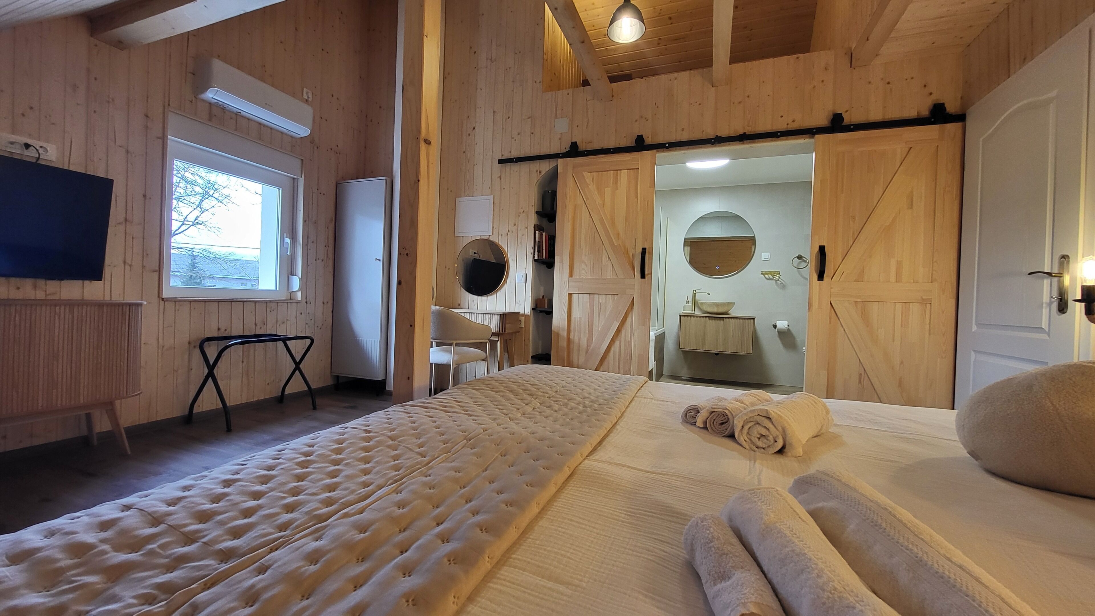 Iron/ironing board, WiFi, bed sheets