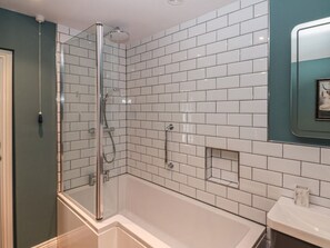 Shower - Stillwater Cottage, Leven Near Beverley (Beverley)