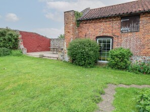 Terrace/patio - Pear Tree Barn, Stalham (Norwich)