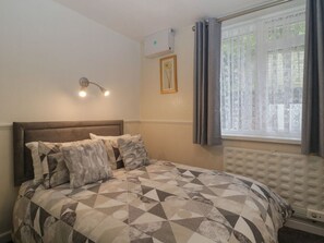 Room - Flat 3, Big Tree Holiday Flats, Paignton (Paignton)