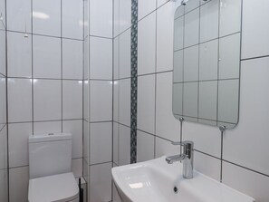Shower - Flat 3, Big Tree Holiday Flats, Paignton (Paignton)