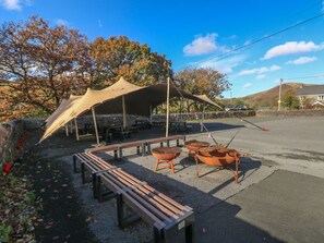 Outdoor dining - Glyntawe Outdoor Centre, Powys (Abertawe)