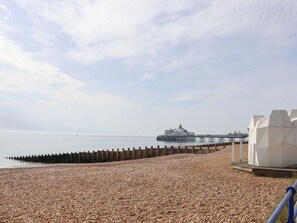 Beach - Pebbles: Cozy Retreat in Eastbourne (Eastbourne)