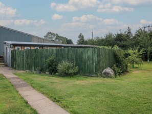 Exterior - Sharon's Shepherd Hut, Knockin (Oswestry)