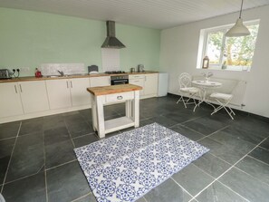 Private kitchen - Llewelyn Shepherds Hut Getaway (Ty Croes)