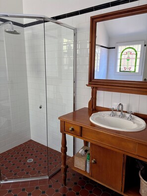 Dusche, Whirlpool, Haartrockner, Handtücher