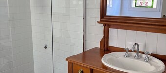 Heritage Retreat in heart of Clare, close to cafes & eateries. Sleeps 4