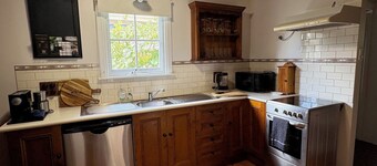Heritage Retreat in heart of Clare, close to cafes & eateries. Sleeps 4