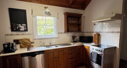 Heritage Retreat in heart of Clare, close to cafes & eateries. Sleeps 4