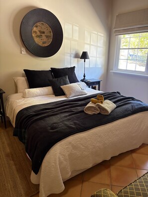 2 habitaciones, tabla de planchar con plancha, internet y ropa de cama