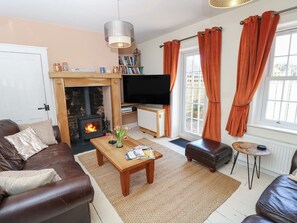 Living area - 7 Coastguard Cottages, Bognor Regis (Bognor Regis)