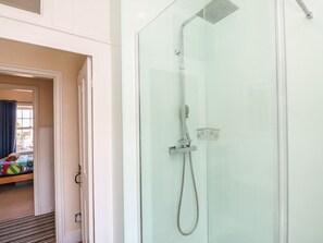 Shower - 7 Coastguard Cottages, Bognor Regis (Bognor Regis)