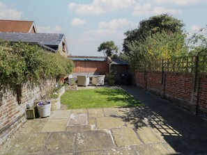 Terrace/patio - 7 Coastguard Cottages, Bognor Regis (Bognor Regis)