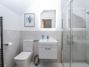 Shower - Estuary View, Llansanffraid Glan Conwy (Colwyn Bay)