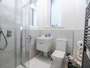 Shower - Estuary View, Llansanffraid Glan Conwy (Colwyn Bay)