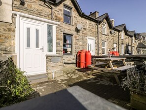 Outdoor dining - Glan-yr-Afon Cottage, Tanygrisiau (Blaenau Ffestiniog)