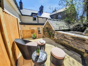 Terrace/patio - Glan-yr-Afon Cottage, Tanygrisiau (Blaenau Ffestiniog)