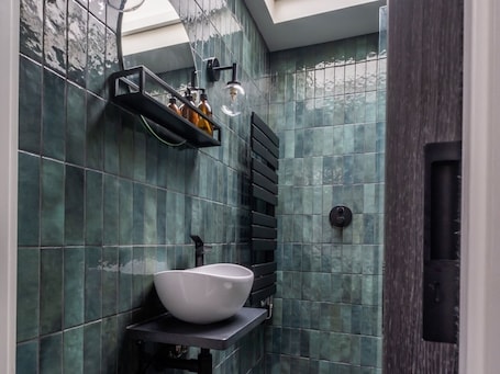 Shower. Honeysuckle Lodge, Knaresborough