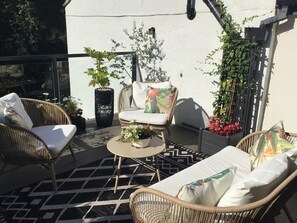 Terrace/patio - Honeysuckle Lodge, Knaresborough (Knaresborough)