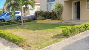 Rumah, 2 kamar tidur, patio | Halaman properti