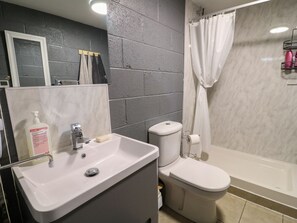 Shower - The Pod at Bank House Farm, Hixon (Stafford)