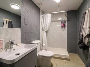 Shower - The Pod at Bank House Farm, Hixon (Stafford)
