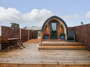 Outdoor dining - The Pod at Bank House Farm, Hixon (Stafford)