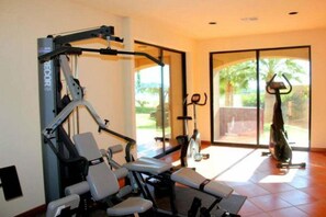 Ein Fitnessraum mit Trainingsgeräten, Laufband und Ergometer.