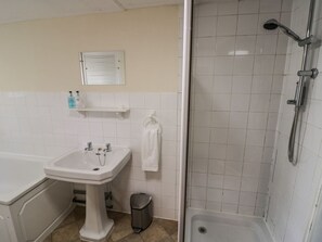Shower - Stables Cottage, Shobdon (Leominster)