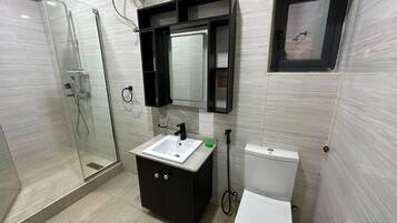 Deluxe-Apartment, Balkon, Stadtblick | Badezimmer | Haartrockner, Handtücher, Seife, Shampoo