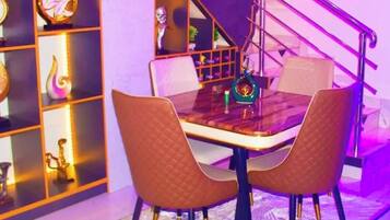 Apartamento Deluxe, balcón, vistas a la ciudad | Restauración