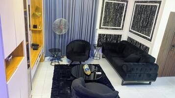 Deluxe-Apartment, Balkon, Stadtblick | Wohnbereich