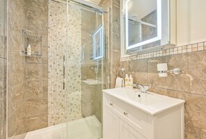 Shower - Muntham Apartment 4, Torquay (Torquay)