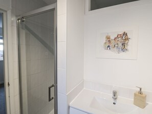 Shower - 3 Leycester Court, Warwick (Warwick)