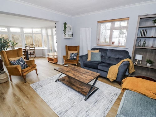 3 Leycester Court, Warwick
